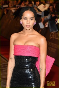 engaged-zoe-kravitz-karl-glusman-couple-up-at-fantastic-beasts-paris-premiere-10.jpg