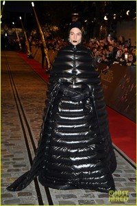 ezra-miller-is-show-stopper-at-fantastic-beasts-paris-world-premiere-01.thumb.jpg.15cf16dbeb5fc2536a95656ad3e5050c.jpg