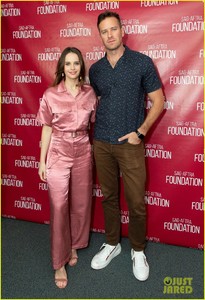 felicity-jones-armie-hammer-promote-on-the-basis-of-sex-in-hollywood-05.thumb.jpg.46b850f1f7b9a2c30a013129313ba962.jpg