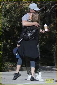 fergie-josh-duhamel-hug-it-out-during-morning-meet-up-01.thumb.jpg.0fe115c355fa0c0198ea3f33341bda10.jpg