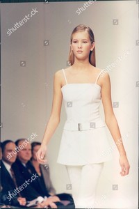 gianne-albertoni-vicente-model-on-catwalk-at-fashion-show-1995-shutterstock-editorial-1561094a.jpg