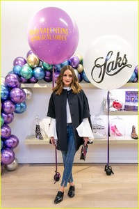 gigi-hadid-joins-neil-parick-harris-and-david-burtka-at-eva-chens-childrens-book-debut-04.jpg