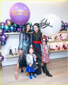 gigi-hadid-joins-neil-parick-harris-and-david-burtka-at-eva-chens-childrens-book-debut-10.jpg