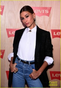 hailey-baldwin-barbara-palvin-dylan-sprouse-levis-store-opening-02.jpg