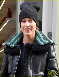 hailey-baldwin-shows-off-two-very-different-winter-styles-in-nyc-02.jpg