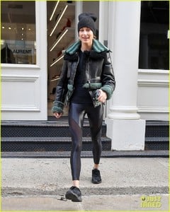 hailey-baldwin-shows-off-two-very-different-winter-styles-in-nyc-04.jpg