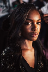 hbz-victorias-secret-2018-backstage-alyssa-greenberg-05-1541704553.thumb.jpg.a81568faa180b9ac3882307e0acae4b7.jpg