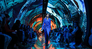 infiLED-Lights-Up-Balenciaga-Catwalk-at-Paris-Fashion-Week-2018.thumb.jpg.777890324a5c994d3505ba5603f8176d.jpg