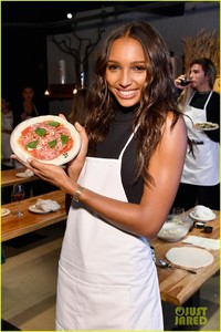 jasmine-tookes-hosts-pizza-making-class-in-nyc-02.jpg