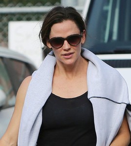 jennifer-garner-leaving-the-gym-in-santa-monica-11-18-2018-4.jpg