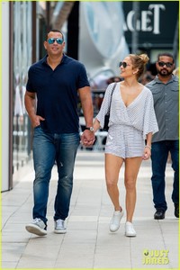 jennifer-lopez-and-alex-rodriguez-look-so-happy-while-jewelry-shopping-01.jpg