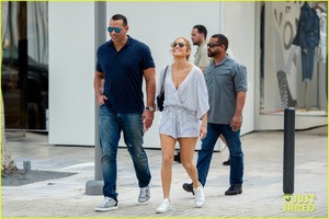 jennifer-lopez-and-alex-rodriguez-look-so-happy-while-jewelry-shopping-03.jpg
