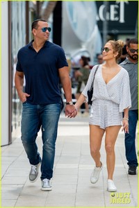 jennifer-lopez-and-alex-rodriguez-look-so-happy-while-jewelry-shopping-05.jpg
