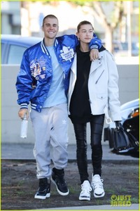 justin-bieber-hailey-baldwin-saturday-morning-pics-04.jpg