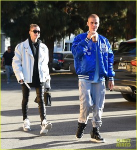 justin-bieber-hailey-baldwin-saturday-morning-pics-11.jpg