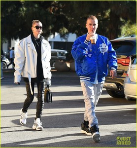 justin-bieber-hailey-baldwin-saturday-morning-pics-12.jpg