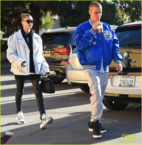 justin-bieber-hailey-baldwin-saturday-morning-pics-16.jpg