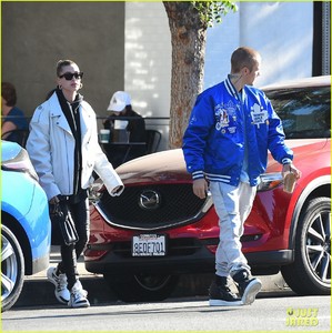 justin-bieber-hailey-baldwin-saturday-morning-pics-18.jpg