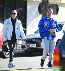 justin-bieber-hailey-baldwin-saturday-morning-pics-21.jpg