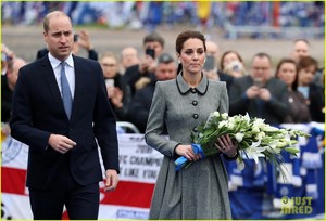 kate-middleton-prince-william-pay-respects-03.jpg