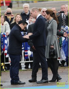 kate-middleton-prince-william-pay-respects-08.jpg