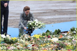 kate-middleton-prince-william-pay-respects-11.jpg