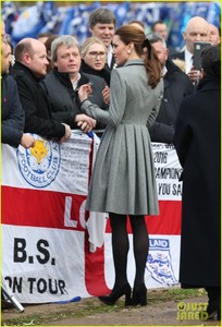 kate-middleton-prince-william-pay-respects-18.jpg