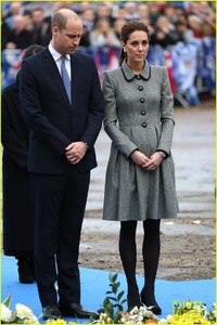 kate-middleton-prince-william-pay-respects-20.jpg