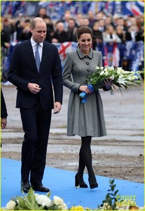 kate-middleton-prince-william-pay-respects-22.jpg
