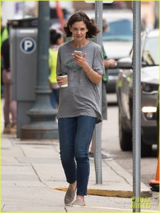 katie-holmes-ring-movie-set-04.jpg