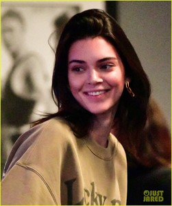 kendall-jenner-cheers-on-ben-simmons-02.jpg