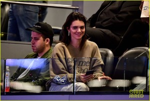 kendall-jenner-cheers-on-ben-simmons-03.jpg