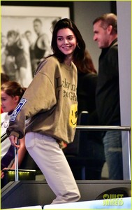 kendall-jenner-cheers-on-ben-simmons-05.jpg