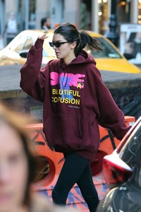 kendall-jenner-leaving-a-gym-in-nyc-11-04-2018-2.thumb.jpg.5fd18488568fa54d6473b79dcec66009.jpg