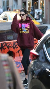 kendall-jenner-leaving-a-gym-in-nyc-11-04-2018-3.thumb.jpg.a7542d94256e9c514edc21c236522d81.jpg