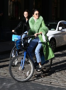 kendall-jenner-riding-a-citi-bike-in-soho-in-nyc-11-03-2018-0.jpg