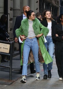 kendall-jenner-riding-a-citi-bike-in-soho-in-nyc-11-03-2018-10.jpg