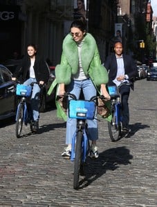 kendall-jenner-riding-a-citi-bike-in-soho-in-nyc-11-03-2018-11.jpg
