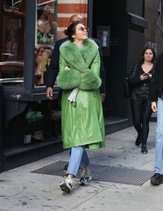 kendall-jenner-riding-a-citi-bike-in-soho-in-nyc-11-03-2018-3.jpg