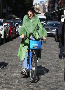kendall-jenner-riding-a-citi-bike-in-soho-in-nyc-11-03-2018-4.jpg