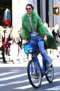 kendall-jenner-riding-a-citi-bike-in-soho-in-nyc-11-03-2018-6.jpg