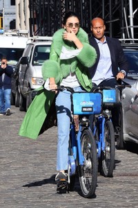 kendall-jenner-riding-a-citi-bike-in-soho-in-nyc-11-03-2018-7.jpg
