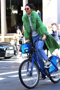 kendall-jenner-riding-a-citi-bike-in-soho-in-nyc-11-03-2018-8.jpg