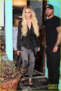 khloe-kardashian-struts-her-way-to-lunch-in-la-01.thumb.jpg.9b26f9c13fb77952707963cd227b0236.jpg