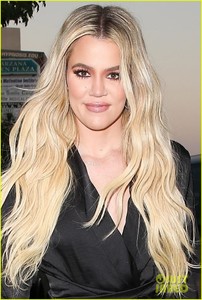 khloe-kardashian-struts-her-way-to-lunch-in-la-02.jpg