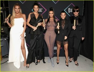 kim-kardashian-family-peoples-choice-awards-2018-01.JPG