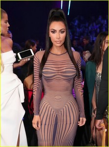 kim-kardashian-family-peoples-choice-awards-2018-02.JPG