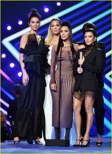 kim-kardashian-family-peoples-choice-awards-2018-03.JPG