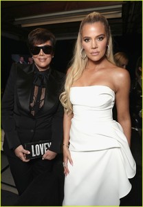 kim-kardashian-family-peoples-choice-awards-2018-06.JPG