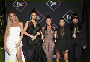 kim-kardashian-family-peoples-choice-awards-2018-07.JPG